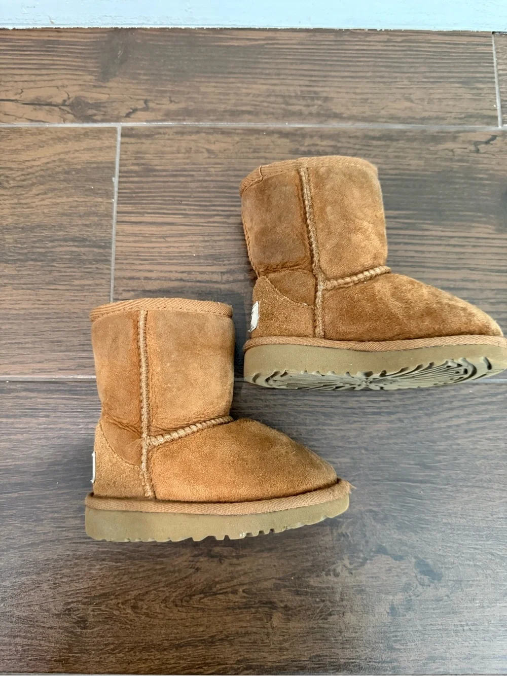 UGG Kids Short Suede Shearling Boots - Chestnut Brown size 6 EUC